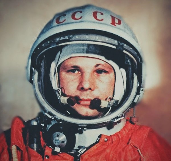 Первый полет в космос совершил Юрий Гагарин — гражданин СССР