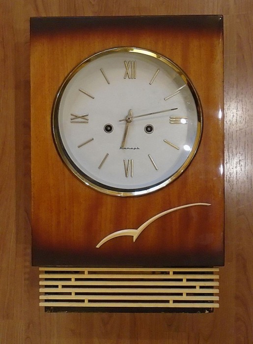 Часы настенные с маятником и боем Янтарь