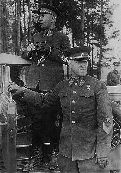 Генерал армии Г. К. Жуков и нарком обороны СССР маршал С. К. Тимошенко